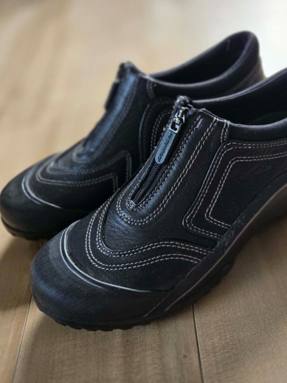 Clarks Muckers Fog Waterproof Zip Loafers – Women’s Size 8M | NIB